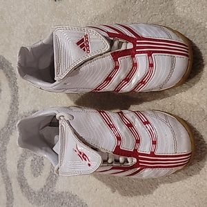 Adidas 2.5Y soccer shoes indoor white w red detail unisex